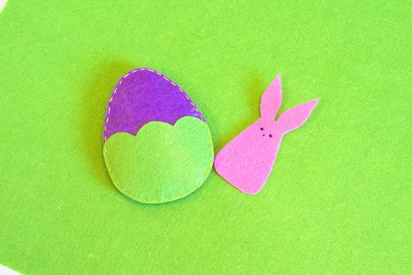 Uovo di Pasqua feltro e coniglietto - come fare il giocattolo fatto a mano — Foto Stock