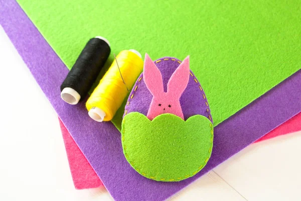 Felt Easter egg and Bunny - how to make handmade toy — Stock Photo, Image