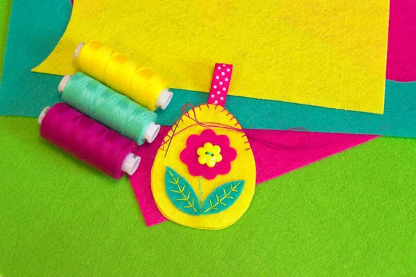 Sewing set for felt Easter egg - how to make handmade toy — Stock Photo, Image