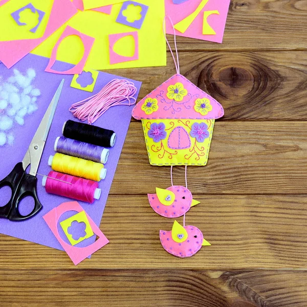 Feltro casa ornamento, forbici, kit filo, fogli di feltro colorati su uno sfondo di legno con spazio copia per il testo. Festa della mamma fatta in casa o artigianato pasquale per bambini. Progetto di cucito e ricamo. Vista dall'alto — Foto Stock