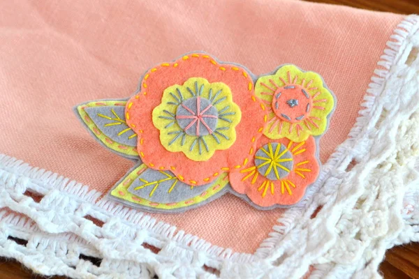 Broche de fieltro floral, artesanía de fieltro hecho a mano —  Fotos de Stock