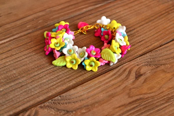 Mooie Bloem Armband Voor Een Meisje Armband Met Bloemen Bladeren — Stockfoto