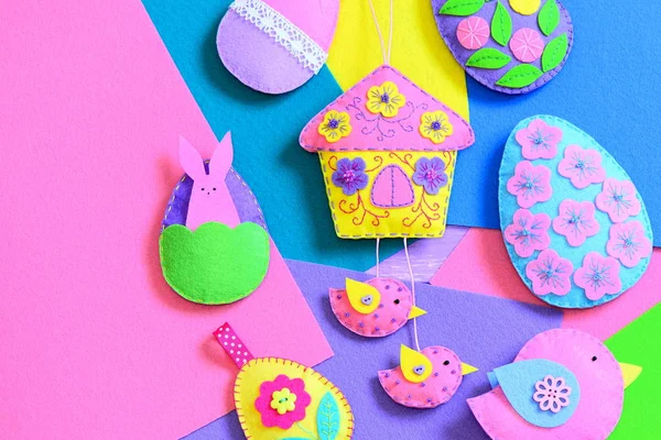 Colorful felt Easter DIY on flat felt sheets. Felt Easter eggs, house with birds, bunny decorations. Funny Easter background — Stock Photo, Image