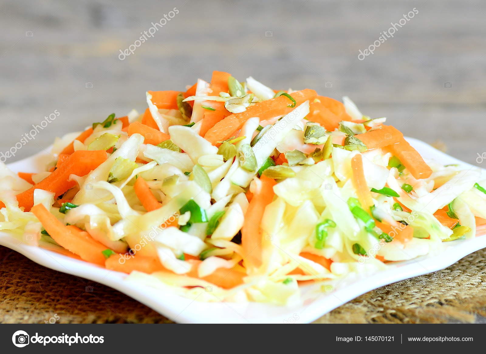 LAHANA SALATASI TARİFİ (COLESLOW) LAHANA SALATASI TARİFİ (COLESLOW)