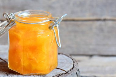 Ev yapımı portakal reçeli. Kopya alanı metin için vintage ahşap zemin üzerine cam kavanozda harika portakal reçeli. Sağlıklı narenciye tatlı. Portre