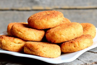 Lezzetli nohut Burger bir tabak ve ahşap masa. Fried nohut Burger tarifi. Rustik tarzı. Portre