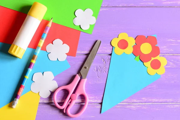 Het creëren van papier ambachten voor Moederdag dag of verjaardag. Stap. Tutorial. Papier boeket cadeau voor mama. Schaar, lijm stok, bloemen sjablonen, potlood op een tafel. Gemakkelijk kids crafts idee. Bovenaanzicht — Stockfoto