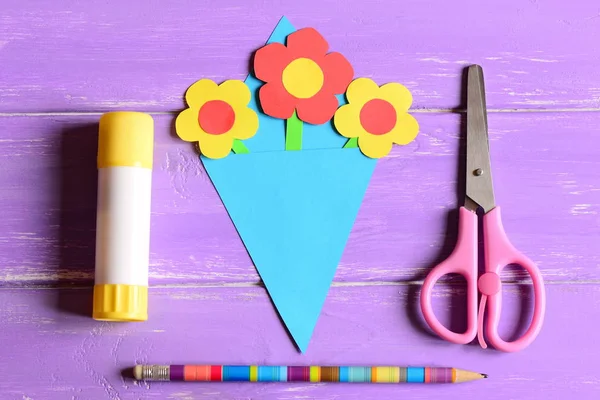 Att göra papper hantverk för mors dag eller födelsedag. Steg. Papper blommor bukett, sax, limstift, blyerts på ett träbord. Ställ för barn kreativitet hemma eller på dagis. Ovanifrån — Stockfoto