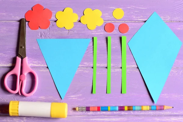 Making paper crafts for mother's day or birthday. Step. Cut details, scissors, glue stick, flowers templates, pencil on a table. Set for children's art activity at home or in kindergarten. Top view — Stock Photo, Image