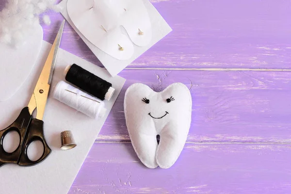 Filcowe tooth fairy doll, papieru szablonu, poczuł kawałek w kształt zębów, nożyczki, nici na podłoże drewniane z miejsca kopiowania tekstu. Handmade produkt Zębowa wróżka dla dziecka. Szyć koncepcja. Widok z góry. Zbliżenie — Zdjęcie stockowe