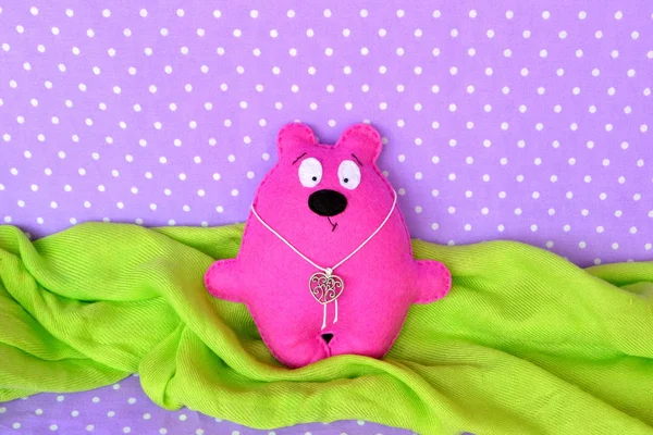 Pink felt Teddy bear - handmade children toy, sewing craft — Stock Photo, Image