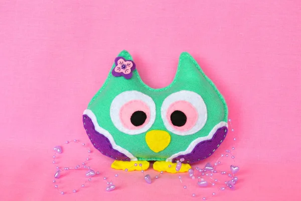 Felt owl - felt colorful owl toy on pink background — Stock Photo, Image