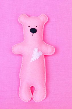 Pembe bir arka plan, oyuncak el dikişli keçe ayı - Pembe Keçe ayı 