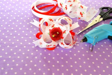 Şerit, çocuk saç aksesuarı, şerit kümesi, makas, yapıştırıcı silahla sıcak çubuk yay