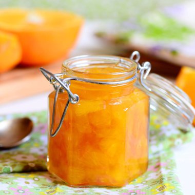 Portakal yapılan lezzetli reçel. Ev meyve reçel bir cam kavanoz, tekstil peçete, portakal dilimleri bir tablo. Yararlı narenciye tatlı tarifi. Portre