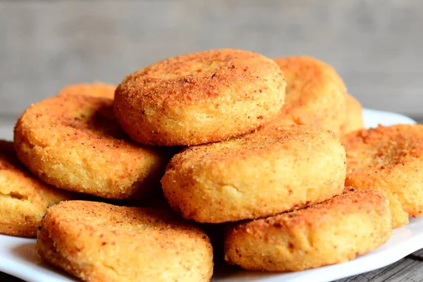 Chuletas de garbanzos picantes en un plato. Chuletas asadas cocidas con puré de garbanzos. Simple, sabrosa y abundante idea de receta. Un estilete rústico. Primer plano. — Foto de Stock