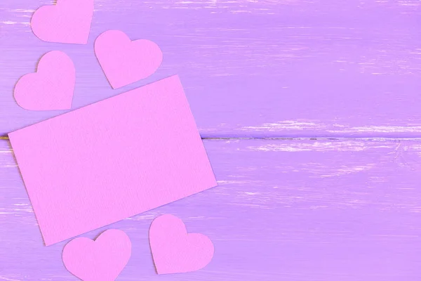 Cartão de papel vazio rosa, corações de papel rosa em fundo de madeira com espaço de cópia para texto. Casamento, dia dos namorados, cartão de aniversário, convite. Vista superior — Fotografia de Stock