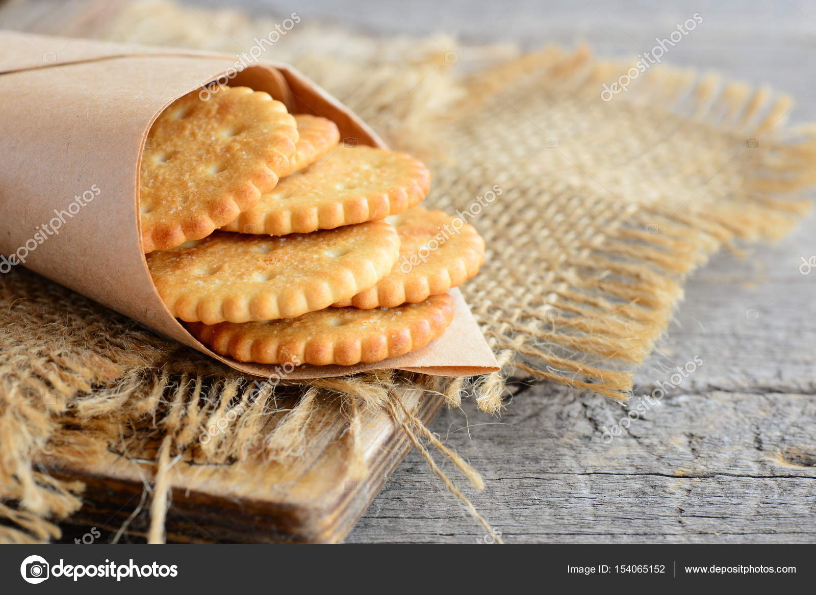 TOMBE LA NEIGE! - Page 3 Depositphotos_154065152-stock-photo-salty-thin-crackers-in-a