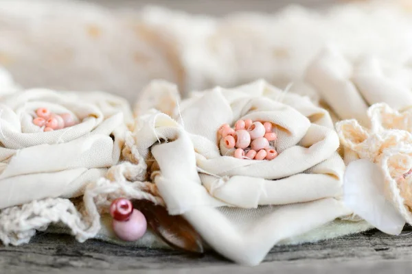Hermoso collar textil de encaje adornos, perlas y base de fieltro. Joyería de tela pastel de verano para mujeres y niñas. Preciosas flores de materiales reciclados. Primer plano. — Foto de Stock