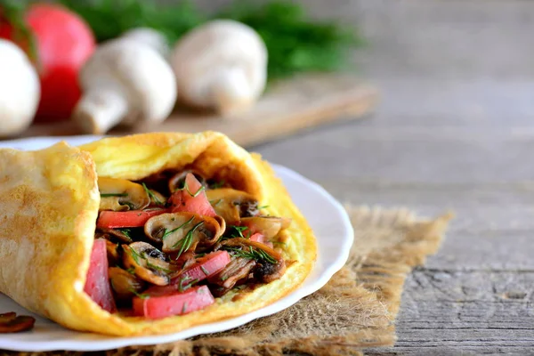 Omelett mit Pilzen und Tomaten. hausgemachtes Omelett mit gebratenen Champignons, frischen Tomaten und Dillgemüse auf einem Teller, Zutaten auf einem Holztisch. gefülltes Omelett Rezept. rustikaler Stil — Stockfoto