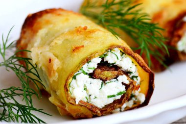 Kabak dolması tarifi alır. Kızarmış kabak lor peynir ve dereotu ile tabağa alır. Lezzetli sebze meze tarifi. Portre