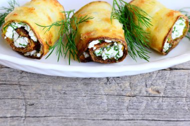Lor peynirli kabak alır. Kavrulmuş kabak lor peynir ve dereotu ile bir tabak ve ahşap masa üzerinde alır. Festival vejetaryen meze tarifi 