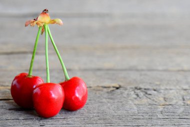 Üç tatlı metin için boş yer vintage bir ahşap zemin üzerine izole kiraz mellow. Yaz meyveli arka plan