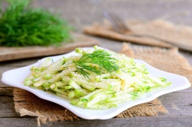 Taze kabak ve peynir salatası limon salata sosu ile. Taze kabak, peynir ve dereotu bir plaka üzerinde ev salatası. Basit ve hızlı vejetaryen salata. Rustik tarzı. Portre