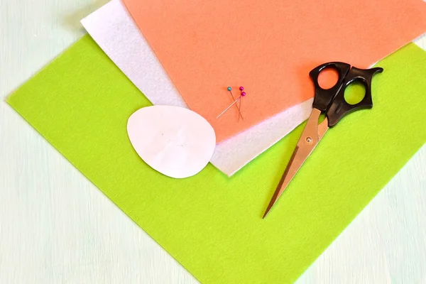 Scissors, felt, pins, paper templates - sewing set Easter egg — Stock Photo, Image