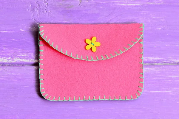 How to make a simple felt purse. Step. Quick and easy sewing crafts instruction. Handmade pink felt purse isolated on wooden background. Top view — Stock Photo, Image