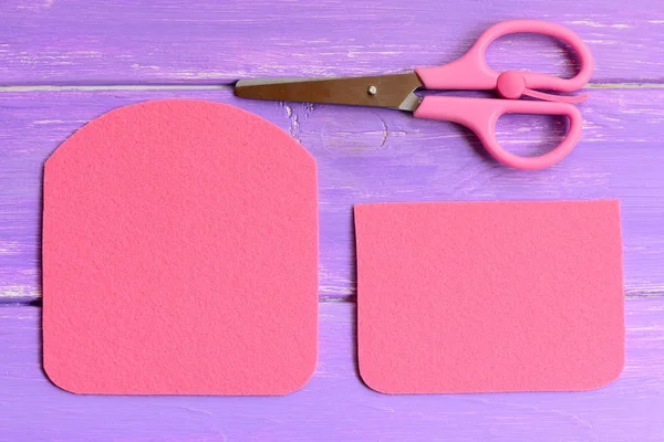 How to make a simple felt purse. Step. Quick and easy sewing crafts guide. Details cut from felt to create a purse. Scissors on wooden background. Top view — Stock Photo, Image