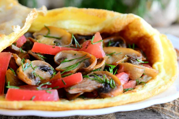 Vegetarian omelette recipe. Homemade omelette stuffed with chopped fresh tomatoes and fried mushrooms. Closeup — Stock Photo, Image