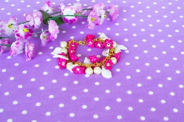 Beau bracelet floral sur fond lilas — Photo