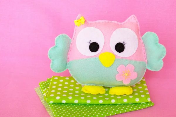 Pink felt owl - handmade children toy, two pieces of green fabric — Stock Photo, Image