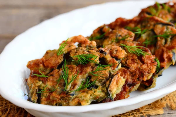 Chuletas de berenjena fritas. Chuletas de berenjena crujiente con ajo y eneldo en un plato blanco y una mesa de madera vintage. Receta de berenjena vegetariana fácil. Primer plano. — Foto de Stock