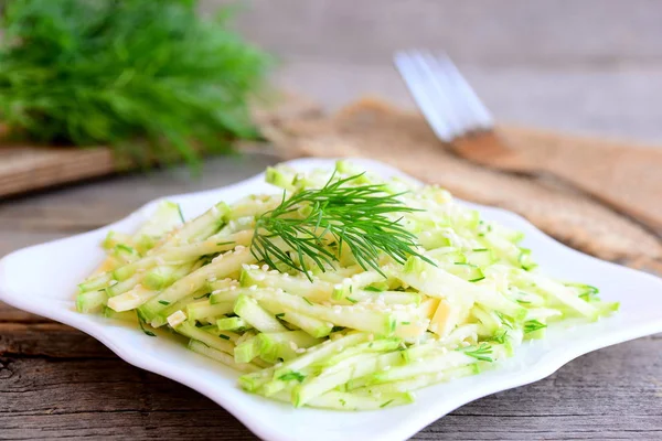 Taze kabak salatası peynir, susam ve dereotu beyaz tabakta. Çiğ kabak tarifi. Vintage tarzı 