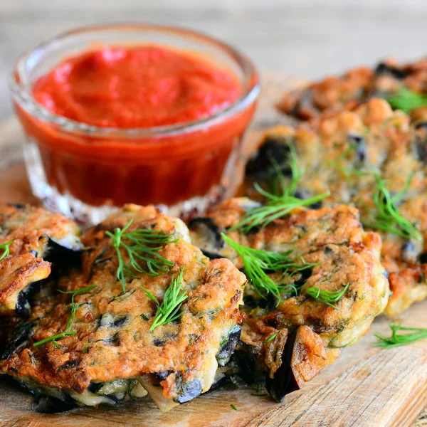 Dereotu ve sarımsak bir ahşap tahta üzerinde patlıcan burger. Bir cam kase kırmızı ketçap. Patlıcan tarifi kolay ve hızlı. Vejetaryen Burger fikir. Portre