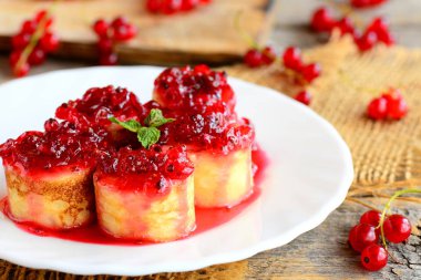 Tatlı ile somun reçel krep. Ev somun reçelli rulo ve nane yaprağı beyaz bir tabak ve eski bir ahşap masa krep. Lezzetli yaz kahvaltı. Rustik tarzı