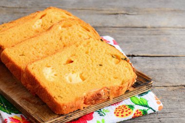 Kabak peynir ekmek dilimleri. Ahşap bir gemide doldurma peynirli kabak ekmek. Sağlıklı ve lezzetli ekmek tarifi. Portre
