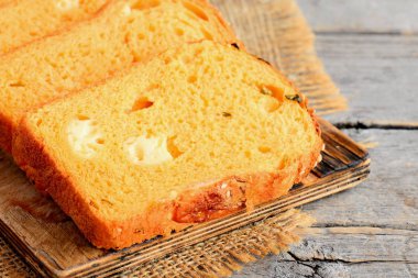 Kabarık kabak ekmek dolması peynir ile. Ahşap bir tahtada kabak ekmek dilimleri. Portre