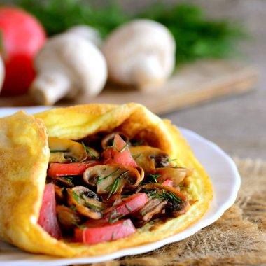 Ev yapımı omlet taze domates dilimleri, kızarmış yağlı mantar ve kıyılmış dereotu ile dolu. Dolması yaz omlet tarifi. Sağlıklı gıda. Portre