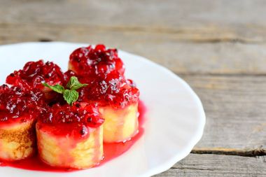 Gözleme suşi rulo kırmızı kuş üzümü ile beyaz bir tabak ve vintage ahşap bir masa üzerinde reçel. Tatlı krep tatlı fikir. Festival Paskalya brunch tarifi