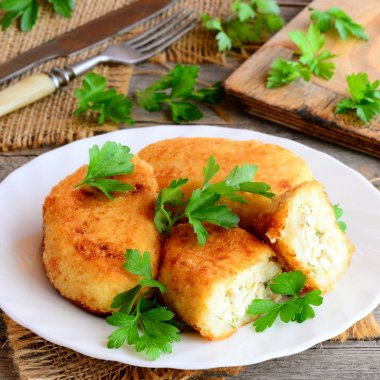 Yumurta beyaz bir tabağa doldurma ile sebze pirzola. Pirzola (zrazy) ve karnabahar ve patates pişmiş haşlanmış dilimlenmiş yumurta ile dolu. Rustik tarzı. Portre