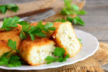 Yumurta doldurma ile sebze pirzola. Pirzola (zrazy) ve karnabahar ve patates pişmiş haşlanmış dilimlenmiş yumurta ile doldurulmuş. Rustik tarzı. Portre