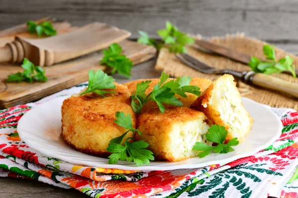 Yumurta beyaz bir tabağa doldurma ile karışık sebze pirzola. Kızarmış karnabahar patates pirzola yumurta doldurma ile. Ev yapımı vejetaryen zrazy tarifi. Rustik tarzı. Portre