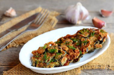 Dereotu ve sarımsaklı beyaz tabakta ile kızarmış patlıcan hamburger. Ev yapımı hızlı patlıcan tarifi. Sebze Burger portre