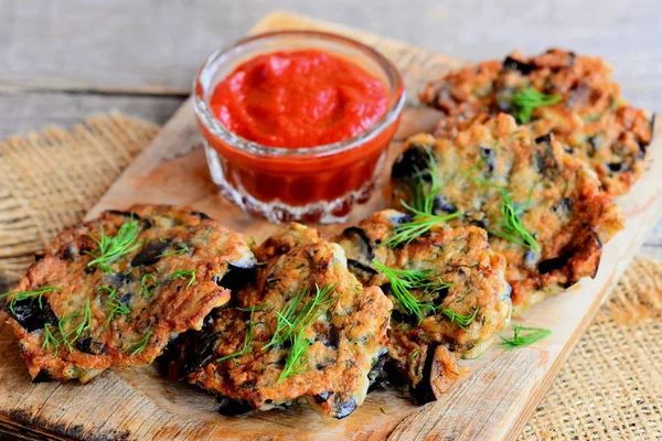 Hamburger di melanzane fritte con aneto e aglio su una tavola di legno. Home ricetta veloce melanzane. Hamburger vegetariani primo piano — Foto Stock