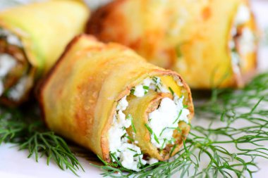 Kızarmış sebze iliği suşi doldurma lor ve dereotu ile alır. Basit ve lezzetli sebze iliği tarifi. Portre