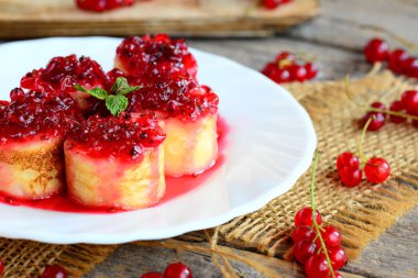 Beyaz bir tabak ve vintage bir ahşap masa tatlı krep rulo somun sos ile. Ev yapımı krep Böreği Tarifi. Rustik tarzı. Lezzetli Paskalya kahvaltı fikir