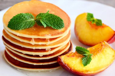 Kolay krep şurubu ve bir plaka üzerinde ızgara meyve ile. Çocuklar için kahvaltı krep fikir. Portre